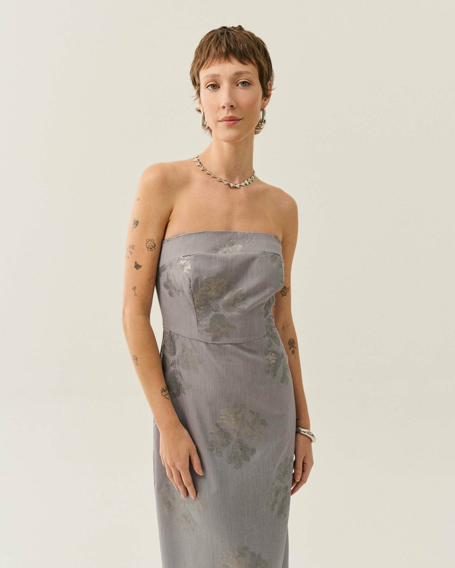 VESTIDO MIDI CLASSICO COM PAETE — foto 10