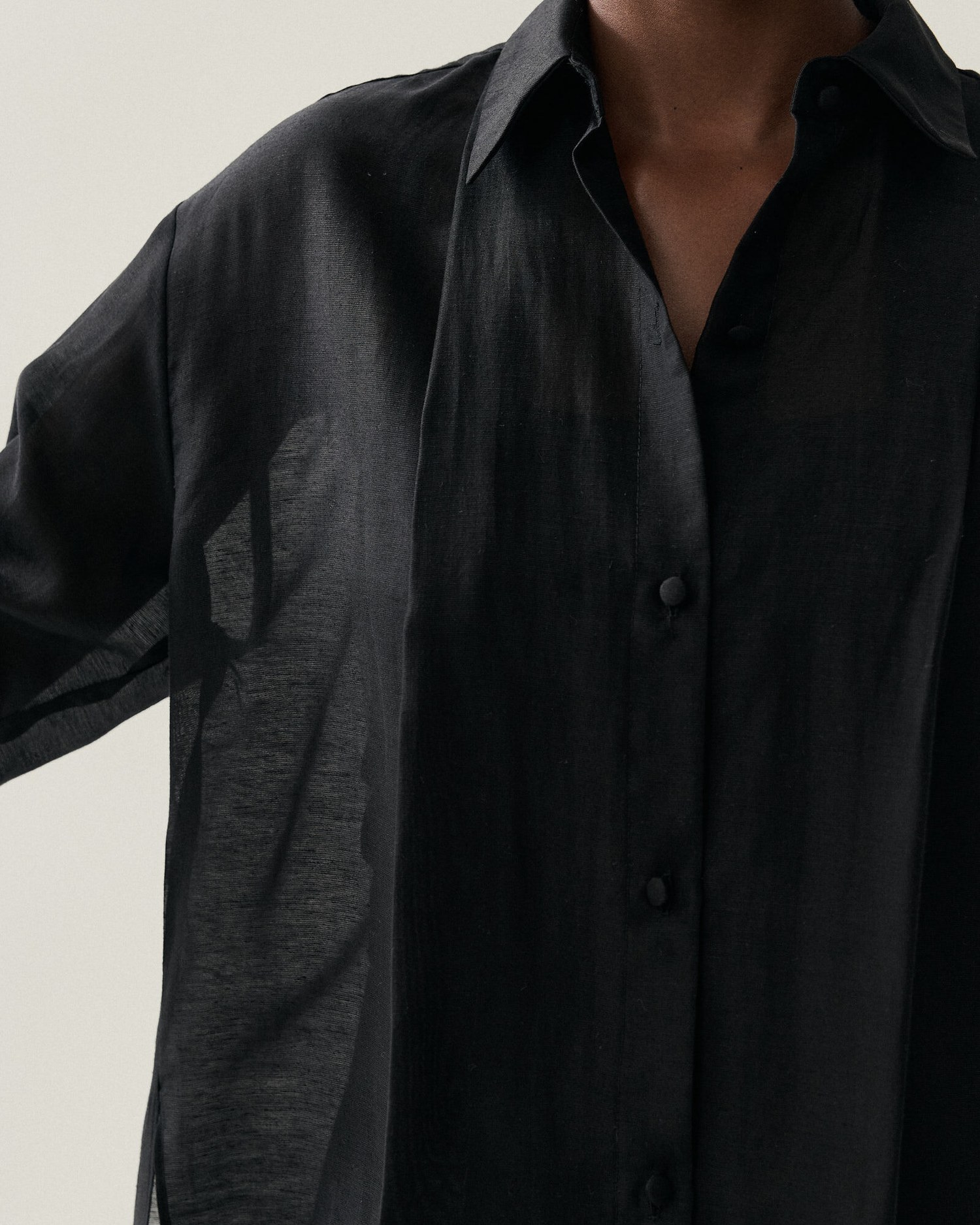 CAMISA ALONGADA TRANSPARENCIA COM PREGAS — foto 9