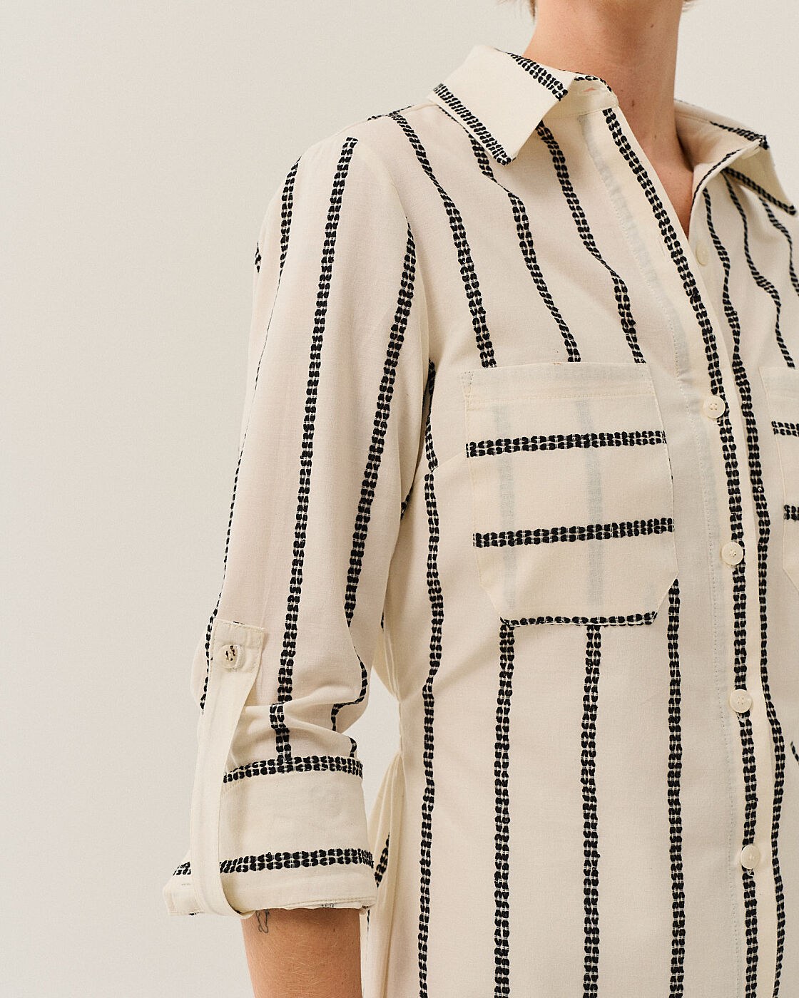 VESTIDO CHEMISE CURTO LISTRAS BORDADAS — foto 6