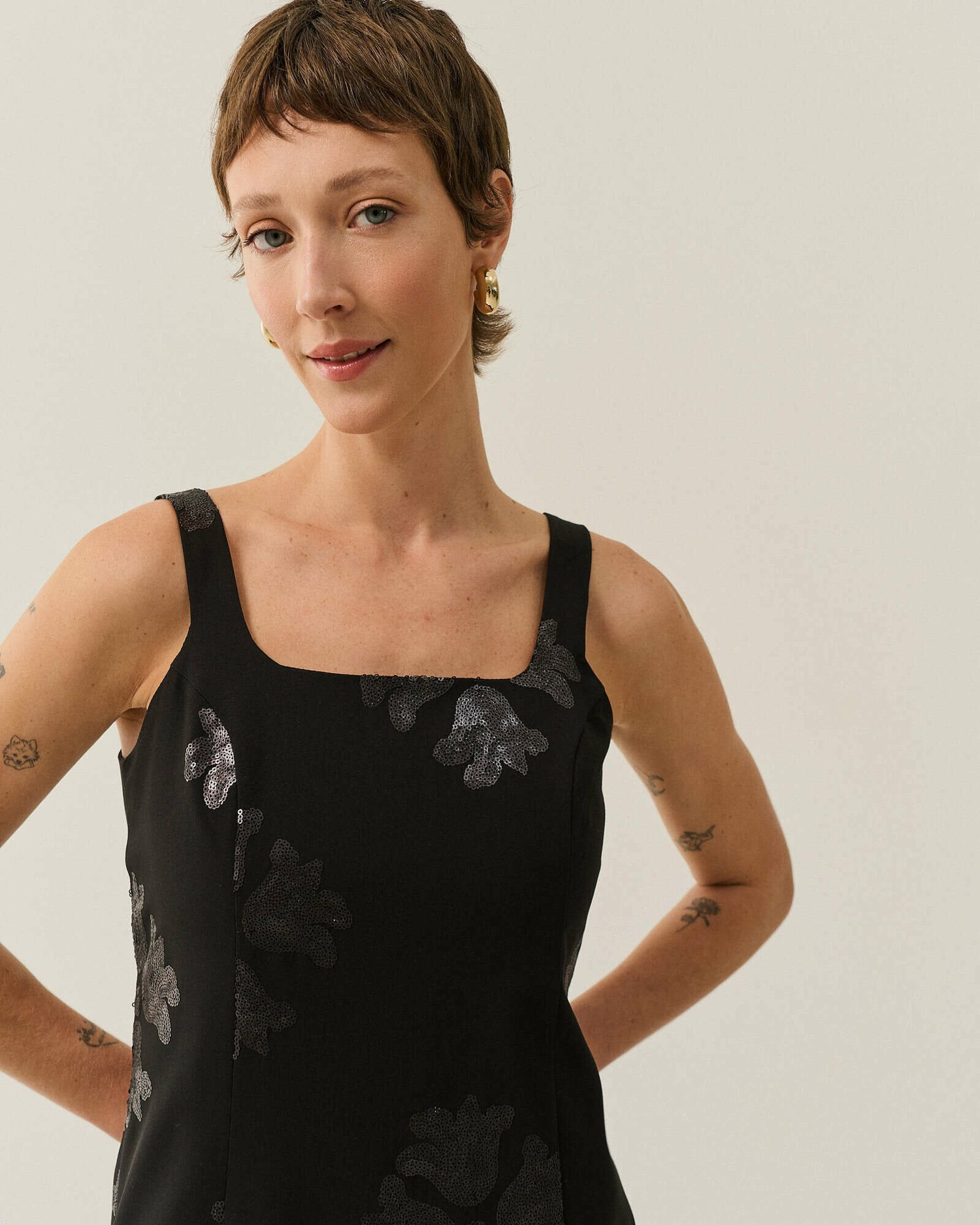 VESTIDO CURTO BORDADO DE PAETES (PROMO) — foto 15