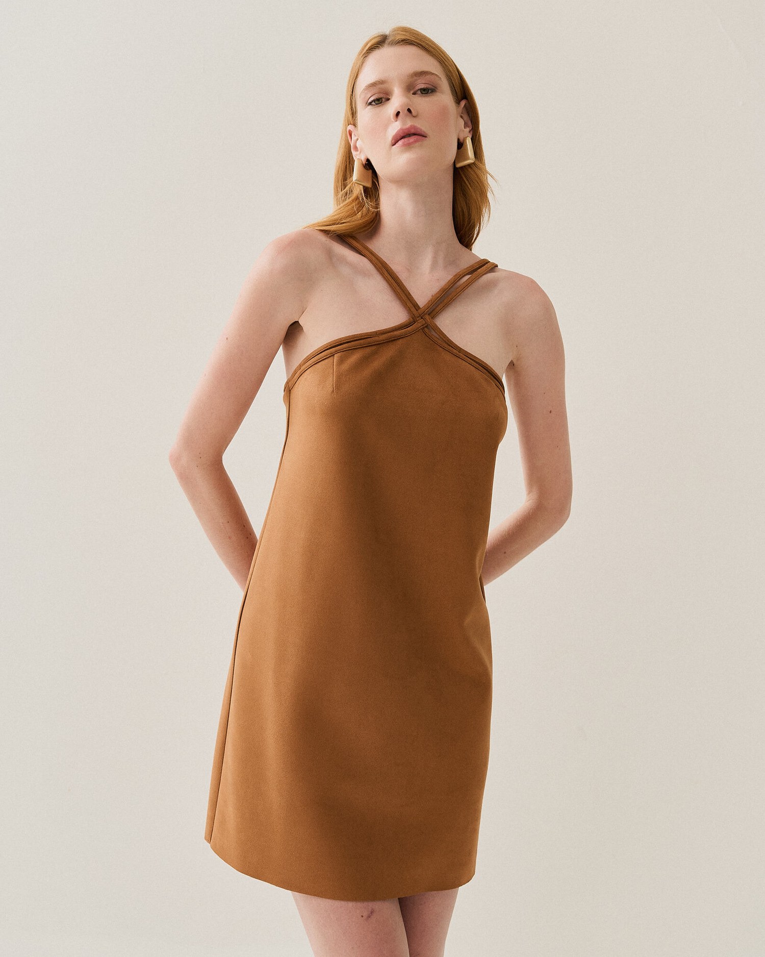 VESTIDO CURTO SUEDE ALCA TRANSPASSADA — foto 17