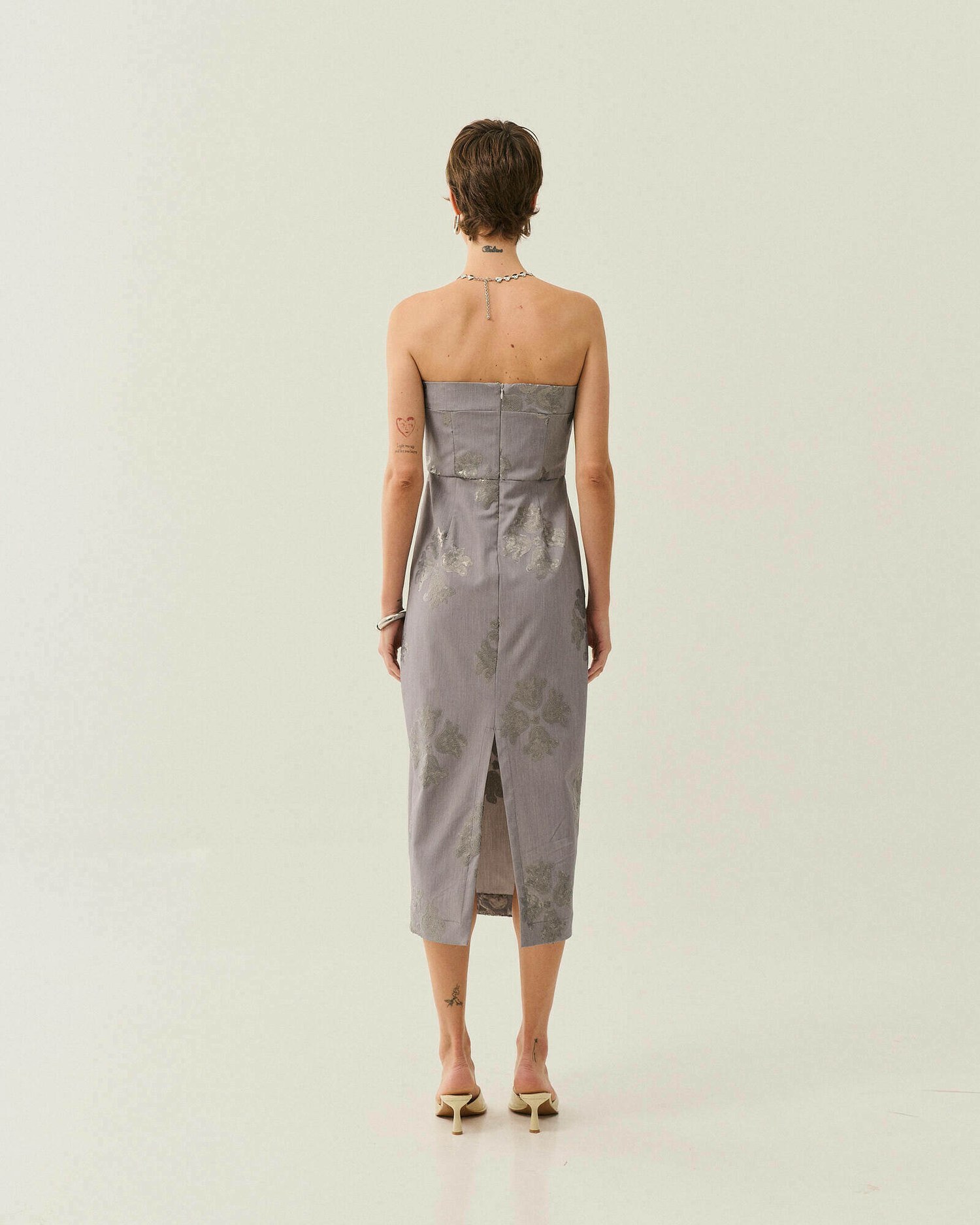 VESTIDO MIDI CLASSICO COM PAETE — foto 9