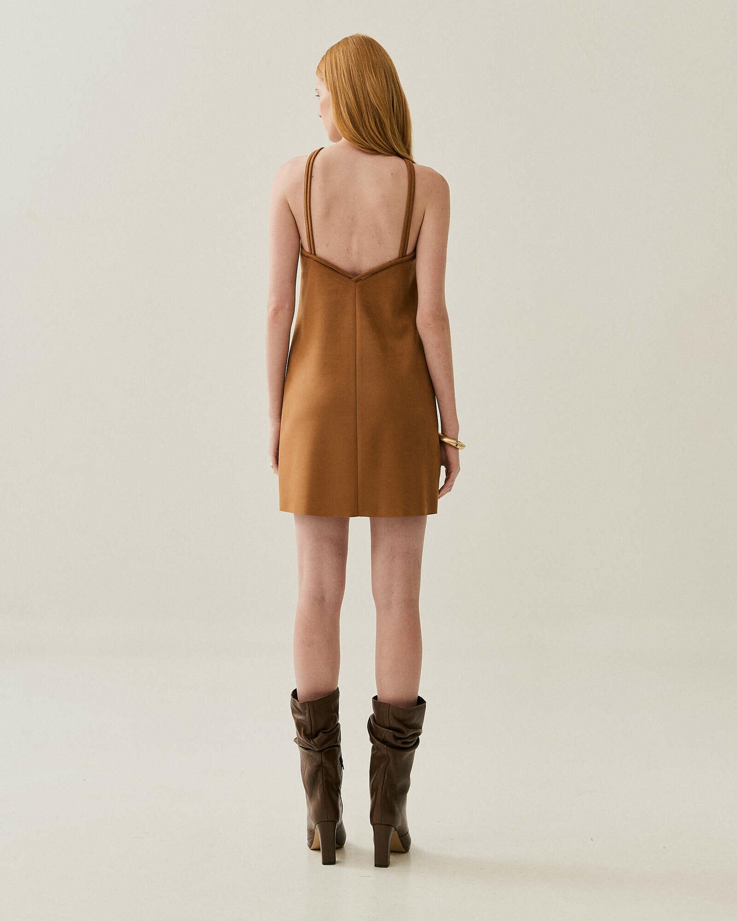 VESTIDO CURTO SUEDE ALCA TRANSPASSADA — foto 18