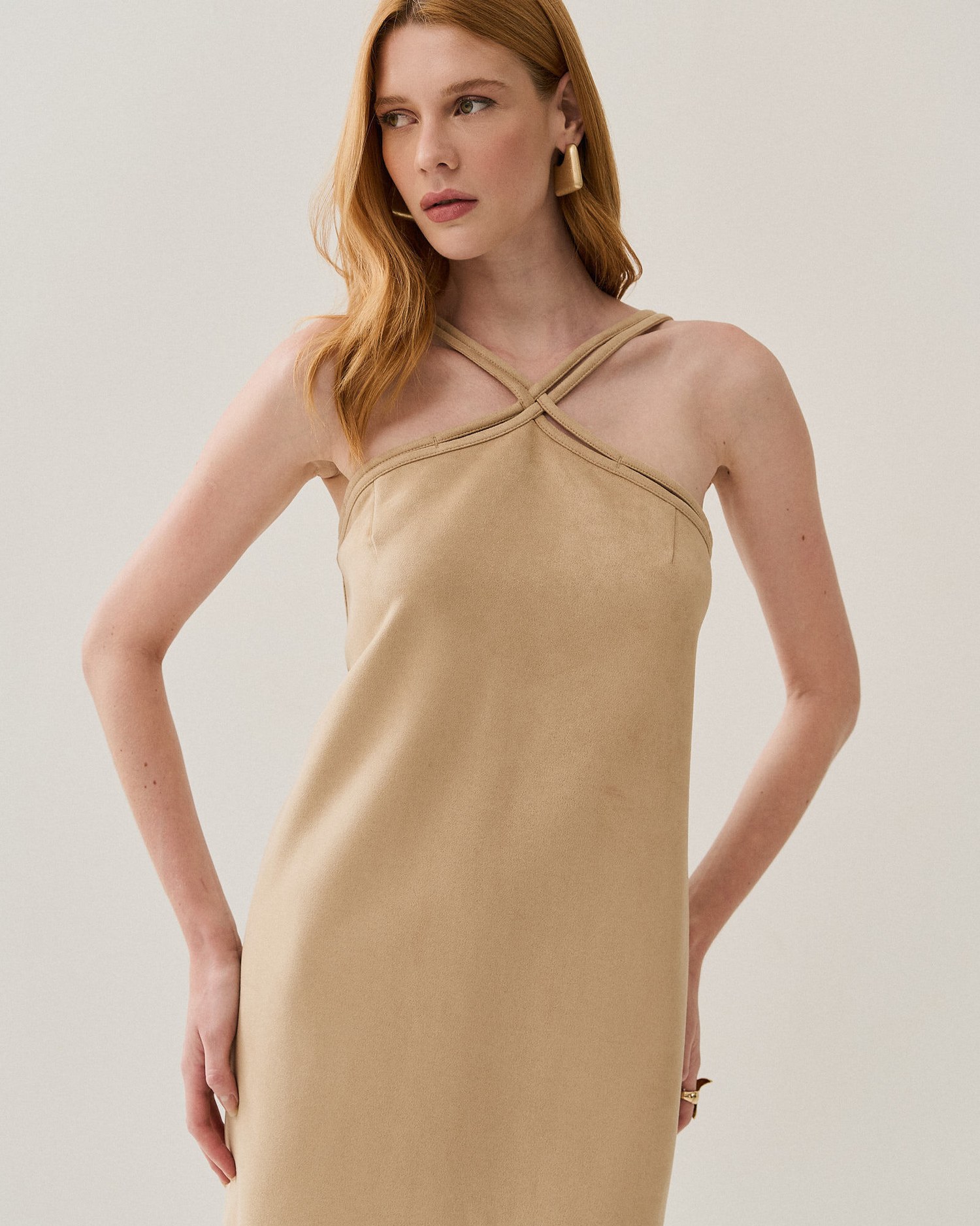 VESTIDO CURTO SUEDE ALCA TRANSPASSADA — foto 12