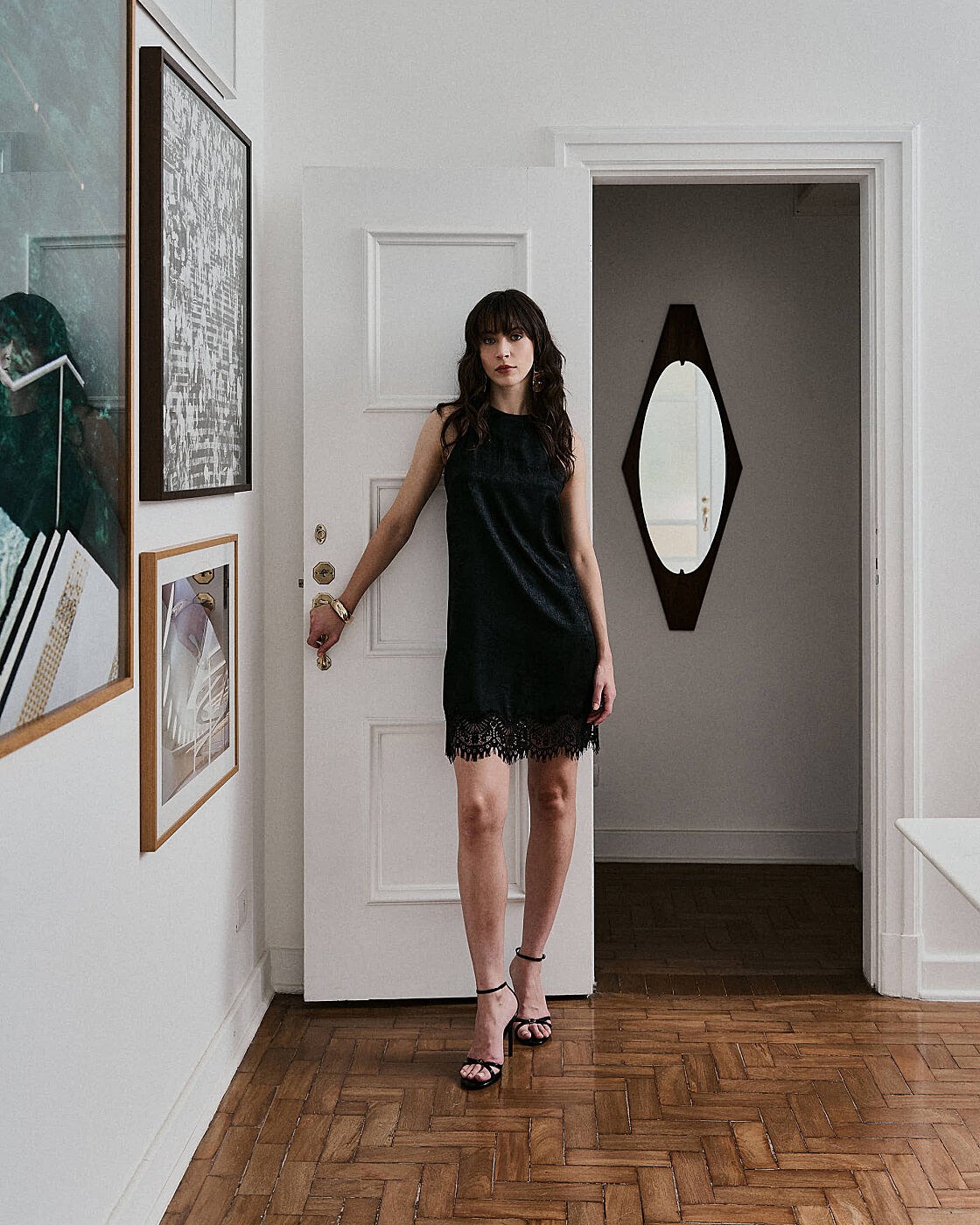 VESTIDO CURTO ACETINADO COM RENDA