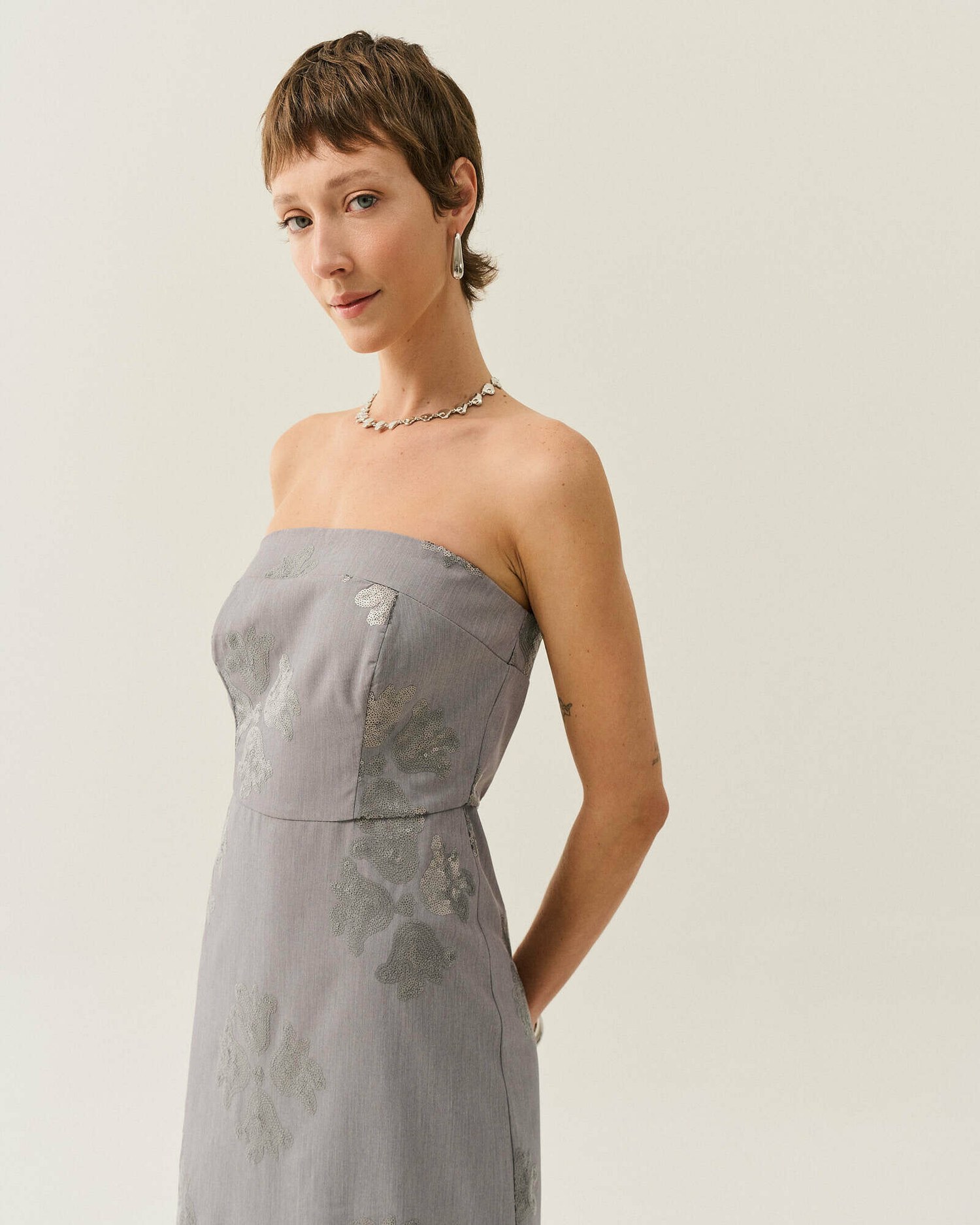 VESTIDO MIDI CLASSICO COM PAETE — foto 12