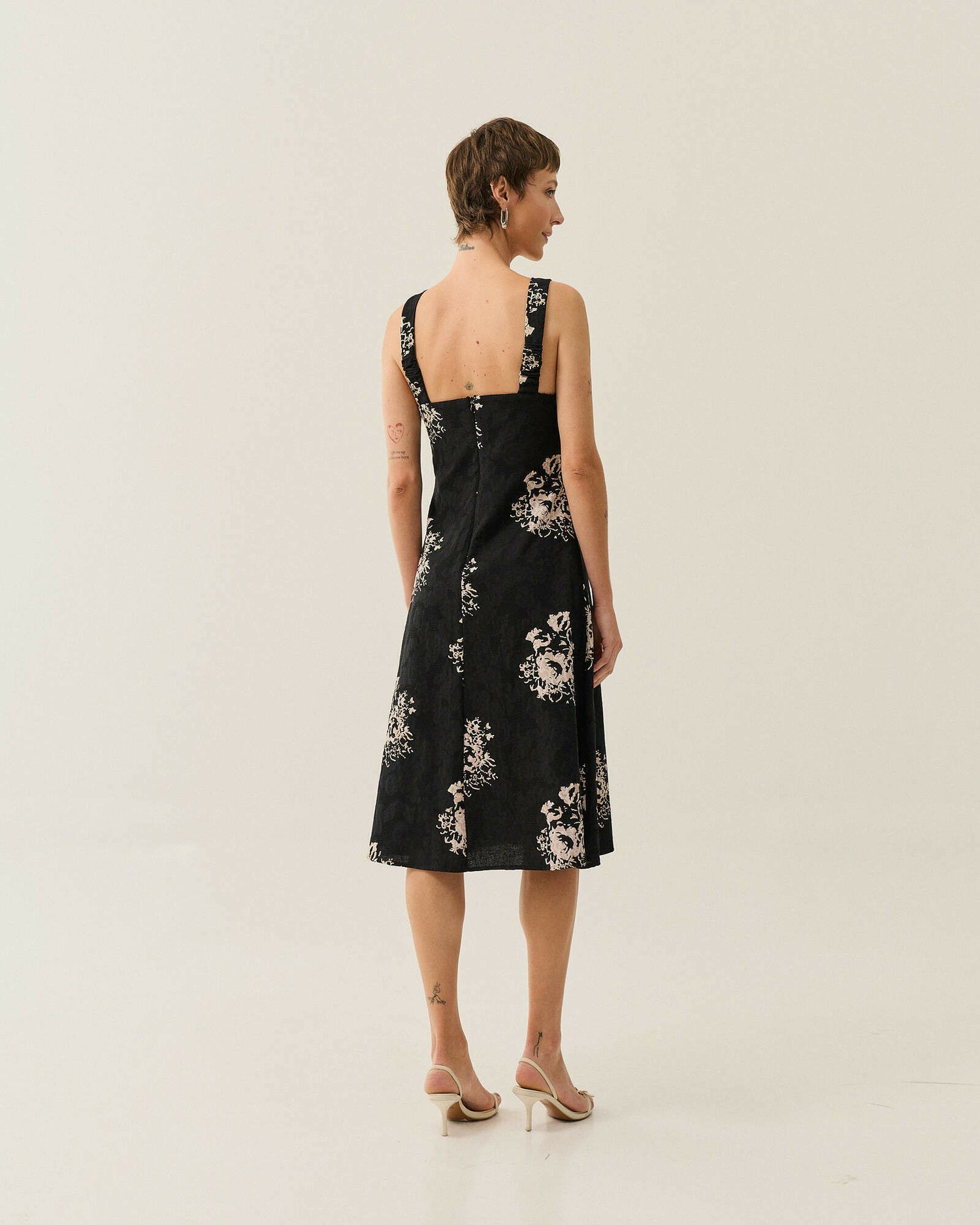 VESTIDO MIDI EVASE ALCA LARGA — foto 9