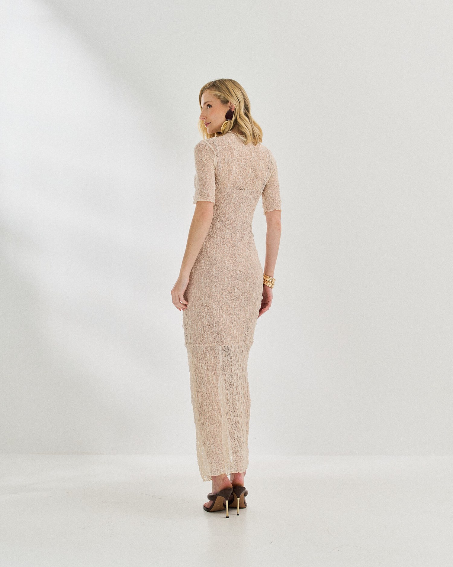 VESTIDO RENDA GOLA ALTA — foto 4