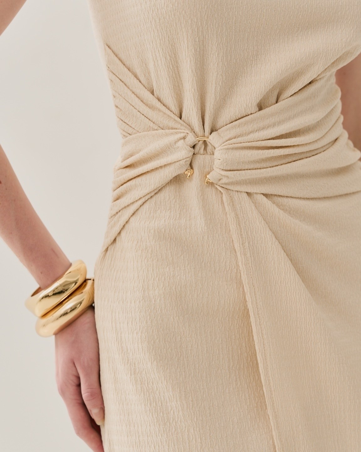 VESTIDO MIDI FRANZIDO LATERAL — foto 11