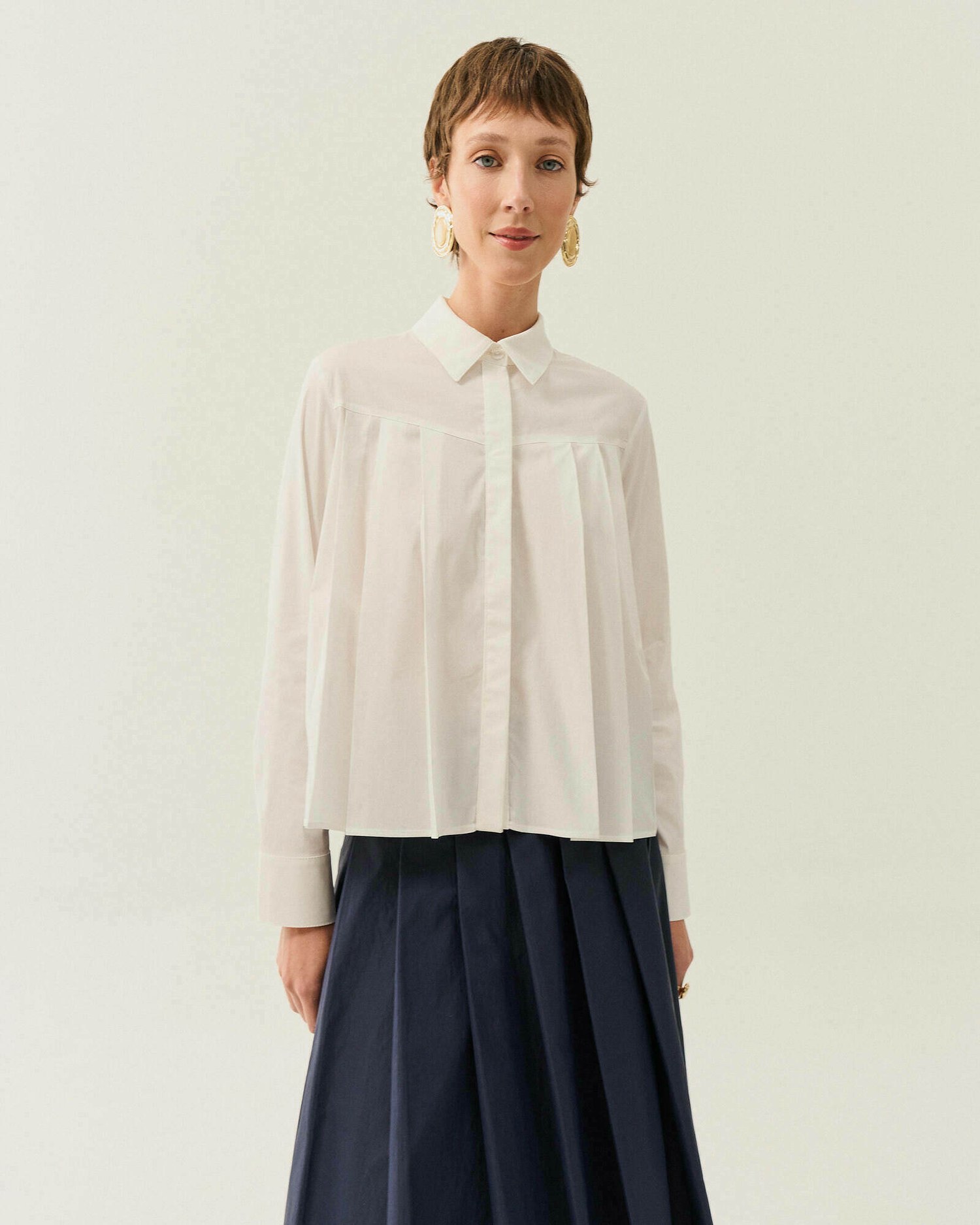 CAMISA ALFAIATARIA MANGA LONGA COM PREGAS — foto 5