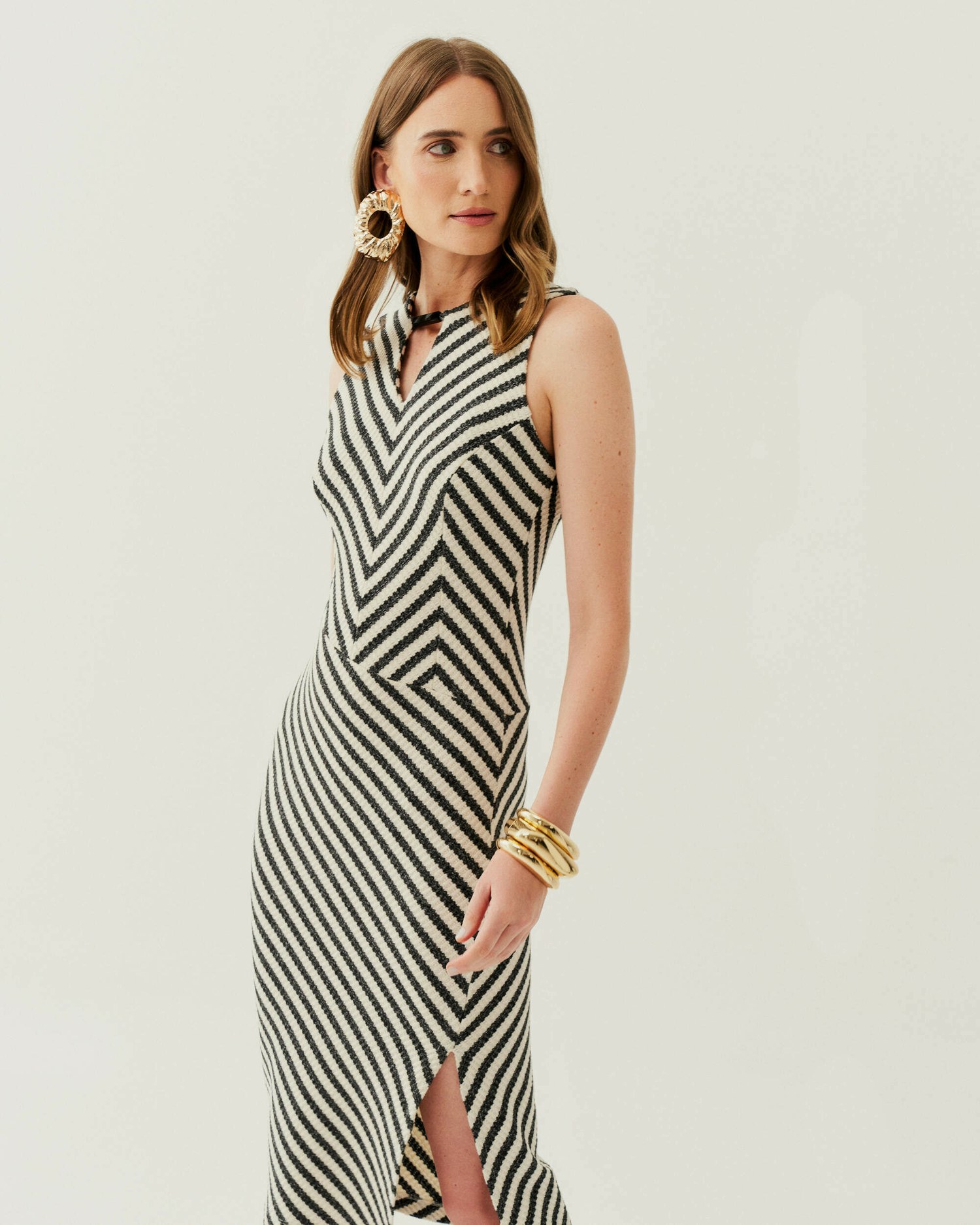 VESTIDO MIDI LISTRADO COM RECORTES — foto 3