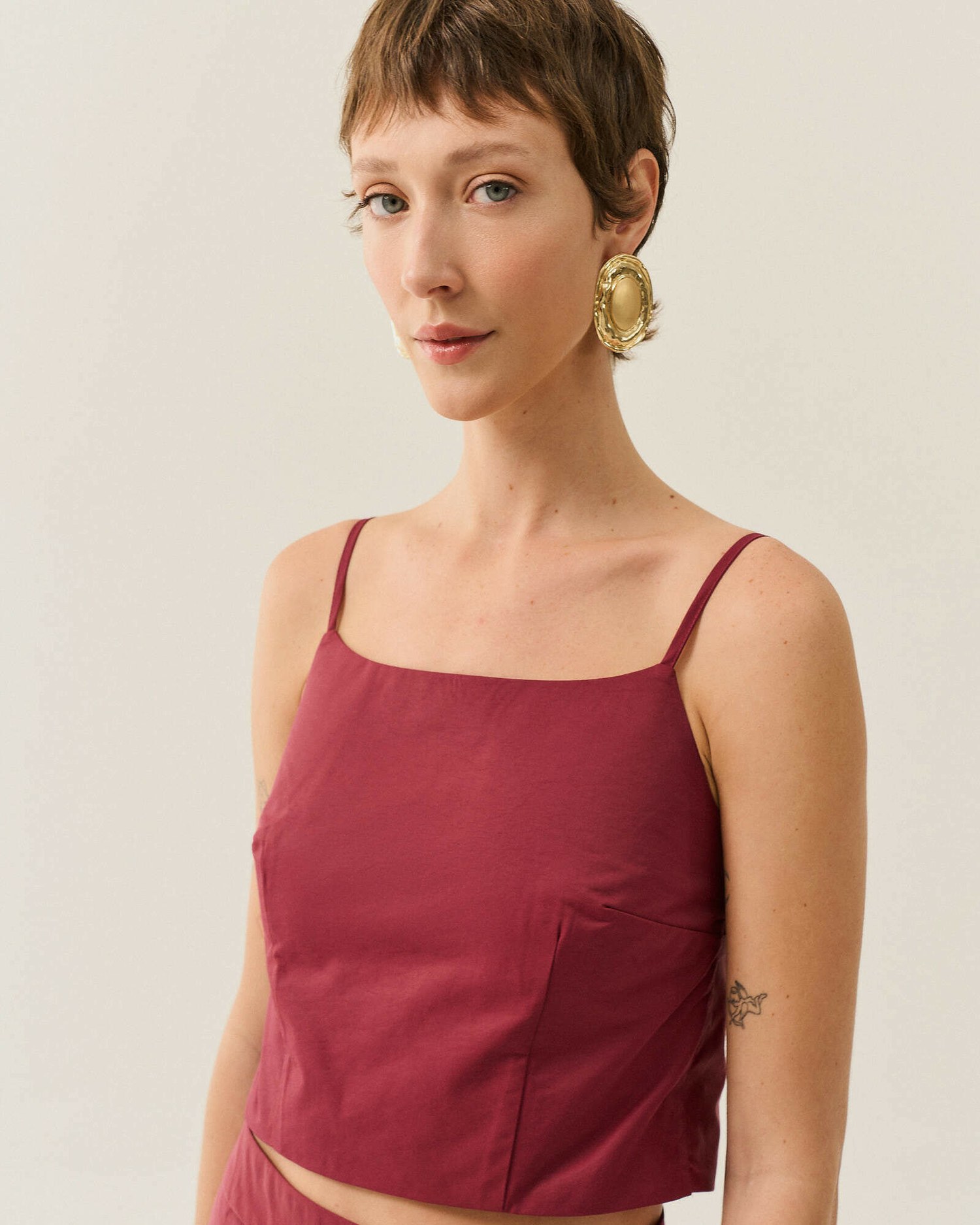 TOP CROPPED ALFAIATARIA ABERTURA COSTAS — foto 10