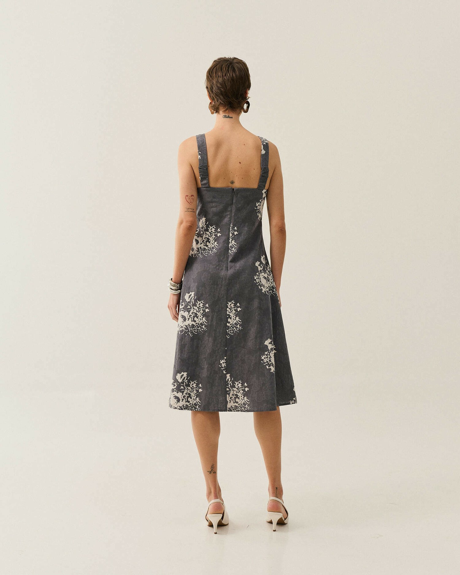VESTIDO MIDI EVASE ALCA LARGA — foto 14