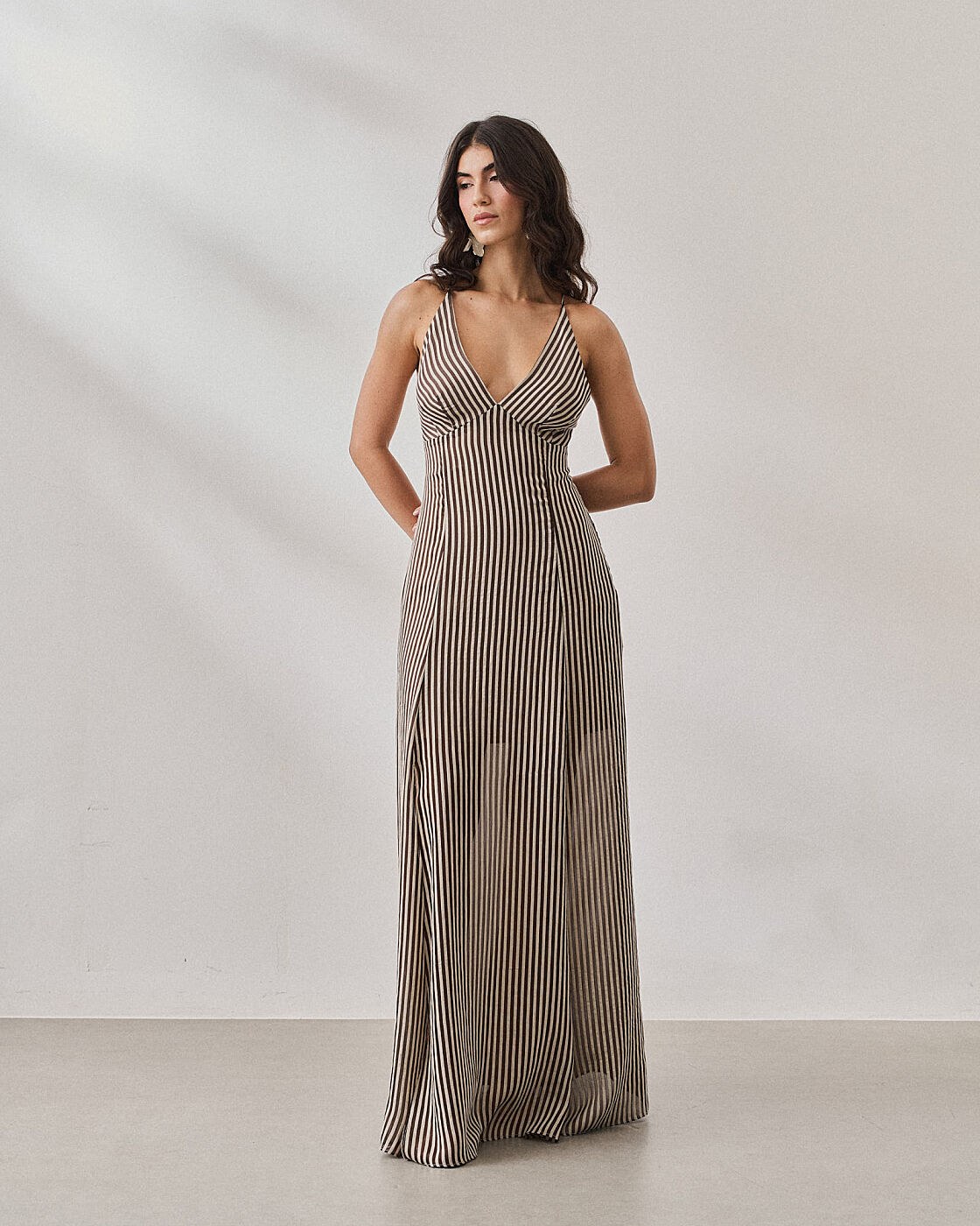 VESTIDO LONGO LISTRADO COM FENDAS