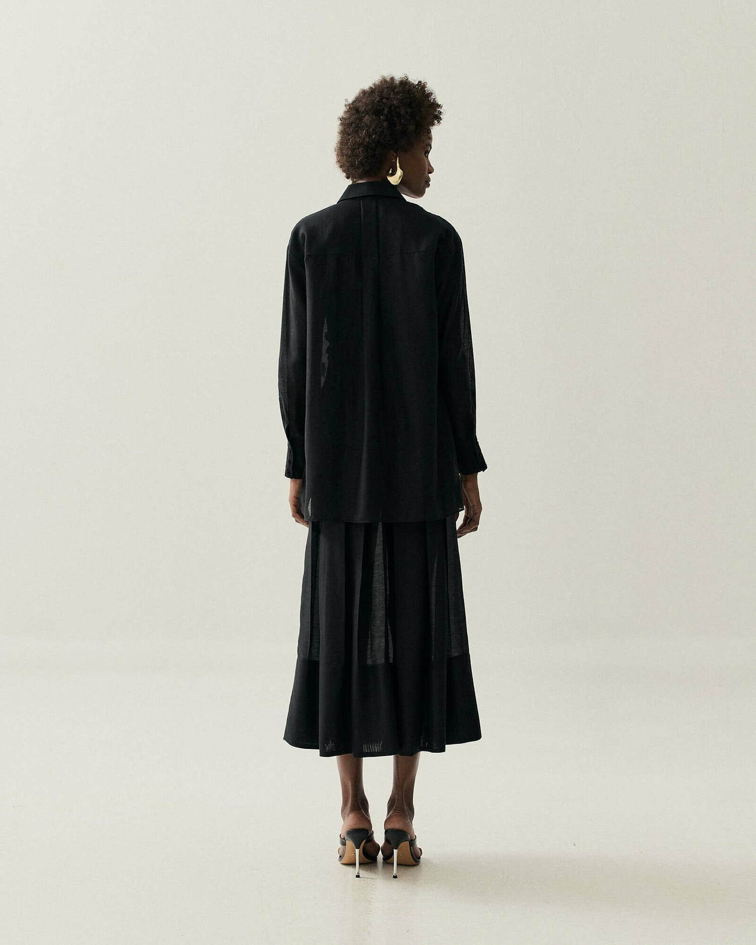 CAMISA ALONGADA TRANSPARENCIA COM PREGAS — foto 7