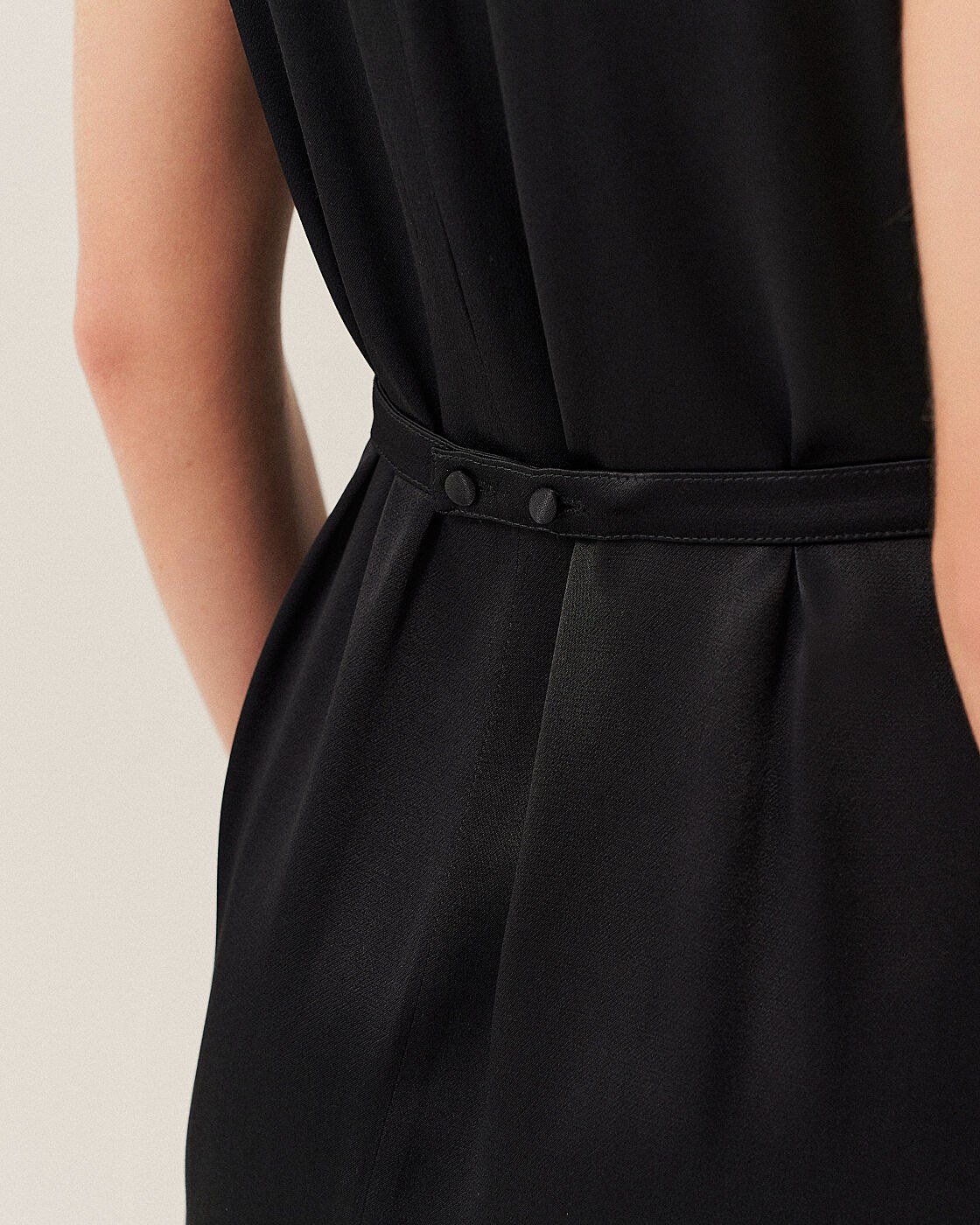 VESTIDO CURTO LISO COM CINTO MONOS — foto 8