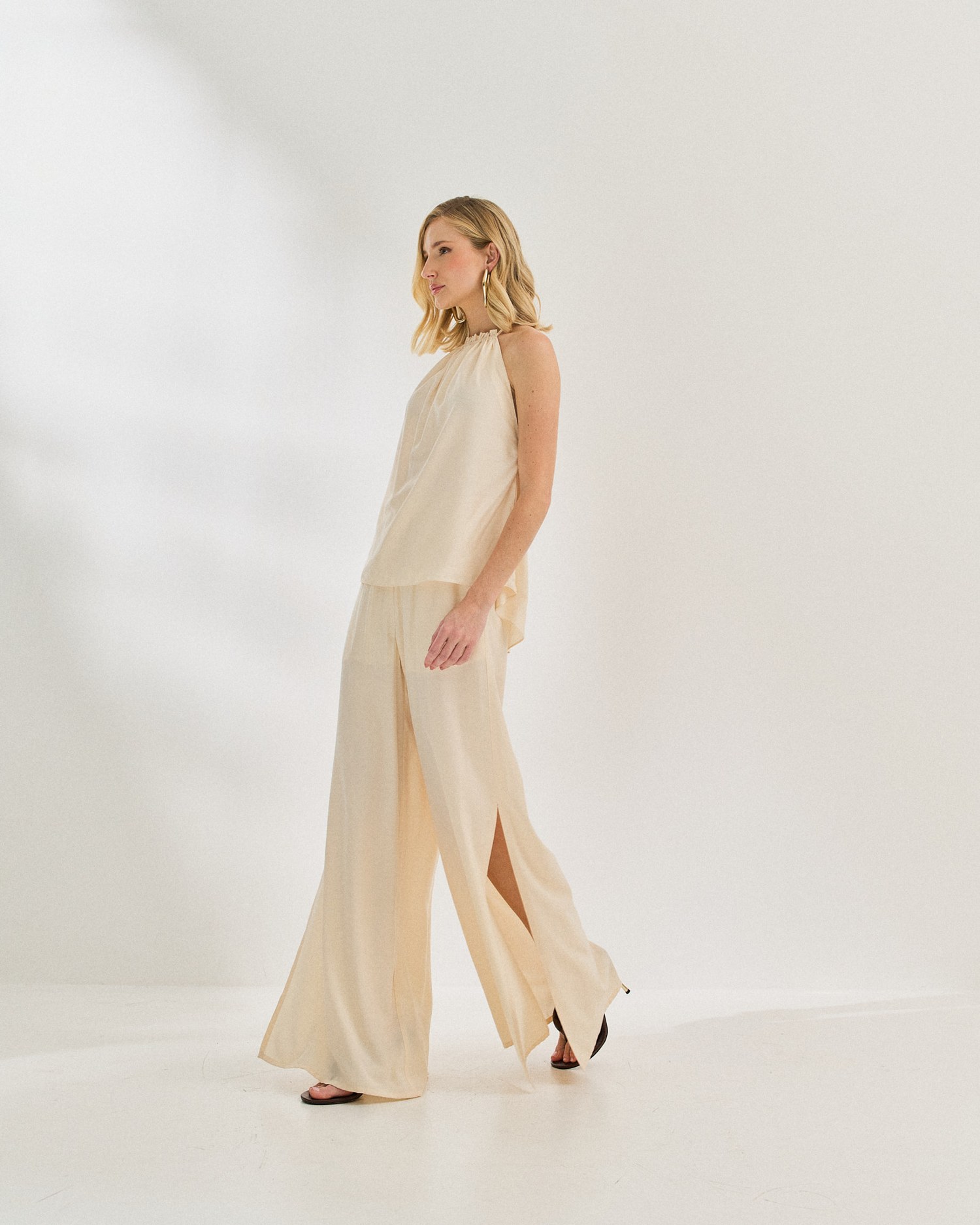 CALCA PANTALONA COM FENDA LATERAL